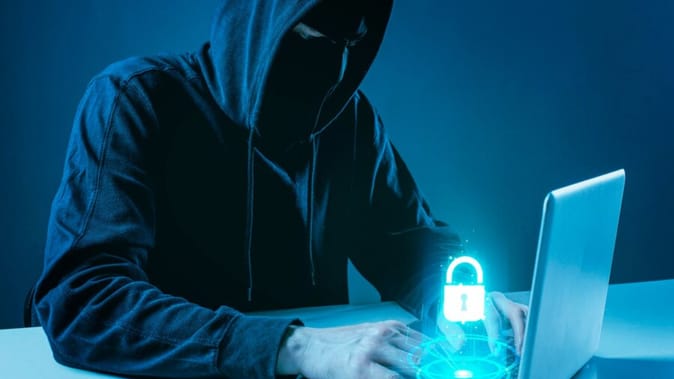 गूगल से खोजा एयरपोर्ट का हेल्पलाइन नंबर, UPI से पांच रुपये भेजने के लिए कहा, फिर गंवा दिए डेढ़ लाख