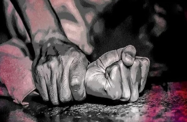 बेटे ने 50 साल की मां से किया दुष्कर्म ! पीड़िता ने पति को सुनाई आपबीती, रिश्ता हुआ शर्मसार